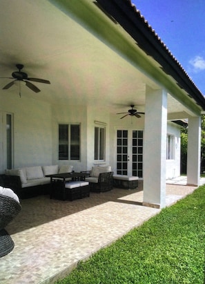 Terrace/patio - Home in Miami.
4 beds 2.5 baths 
Spacious and comfortable, in a very quiet area. (Miami)