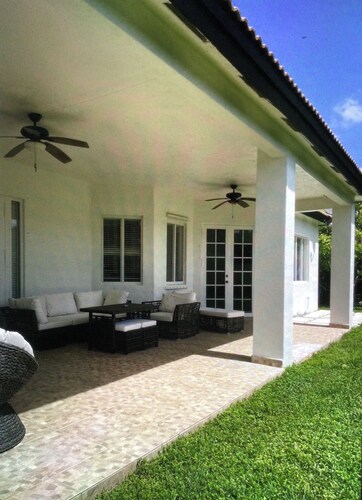 Home in Miami.
4 beds 2.5 baths 
Spacious and comfortable, in a very quiet area.