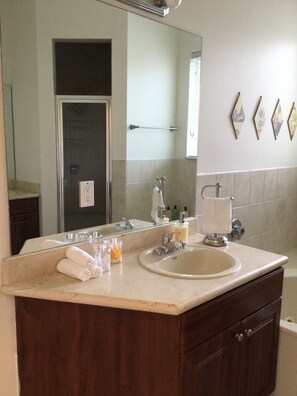 Douche, baignoire à jets, sèche-cheveux, bidet