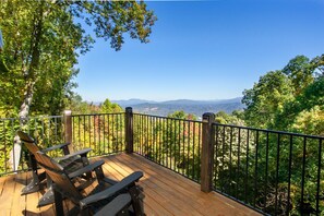 Property grounds - Relax in Style: Deckside Hot Tub, Arcade & Theater Room (Gatlinburg)