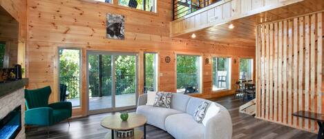 Smart TV, chimenea y estéreo