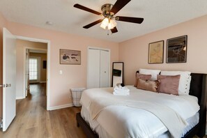 2 slaapkamers, een bureau, een strijkplank/strijkijzer, reisbedje