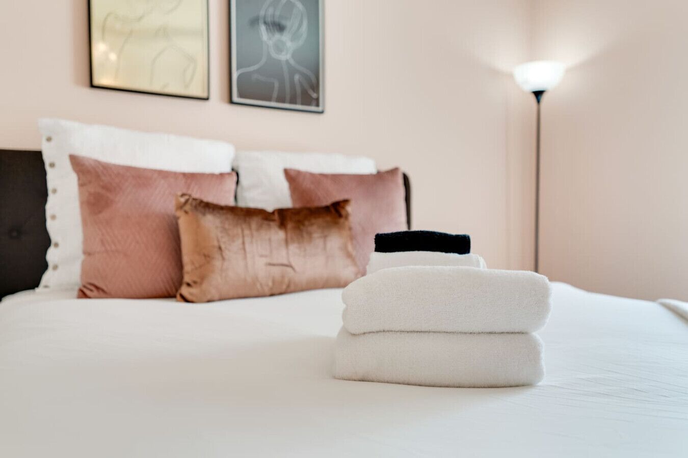 2 chambres, bureau, fer et planche à repasser, lit parapluie