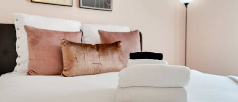 2 habitaciones, escritorio y tabla de planchar con plancha