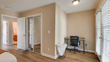 2 Schlafzimmer, Schreibtisch, Bügeleisen/Bügelbrett, Reisekinderbett