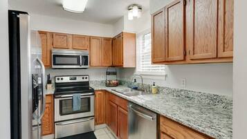 Kühlschrank, Mikrowelle, Herdplatte, Geschirrspüler