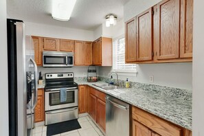 Een koelkast, een microgolfoven, een kookplaat, een vaatwasser