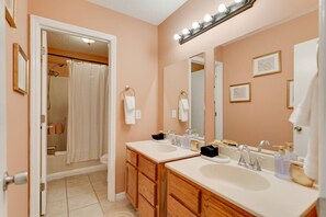 Een haardroger, shampoo