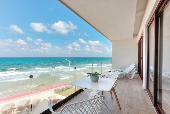 Outdoor dining - Spacious 3-Bedroom Apartment in Fabulous Isla Mujeres (Isla Mujeres)