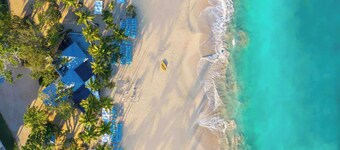 Golden Sands Beachfront 3-bed Penthouse @ Emotions