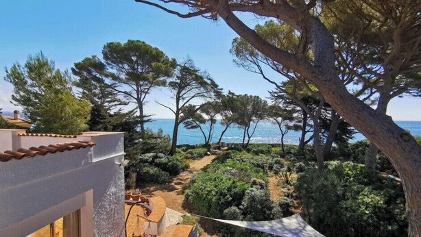 A terrace with a view of the sea, surrounded by trees and a rope barrier. - Charming villa with garden and sea view (Fréjus)