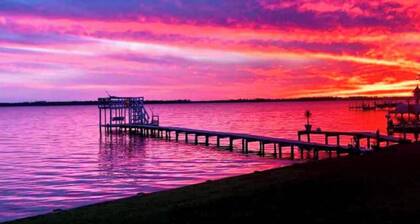 Waterfront Beauty! Incredible Sunsets, Exotic Birds and Gorgeous Water Views!