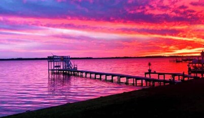 Waterfront Beauty! Incredible Sunsets, Exotic Birds and Gorgeous Water Views!