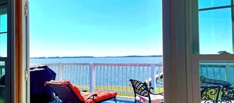 Waterfront Beauty! Incredible Sunsets, Exotic Birds and Gorgeous Water Views!