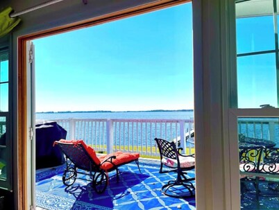 Waterfront Beauty! Incredible Sunsets, Exotic Birds and Gorgeous Water Views!