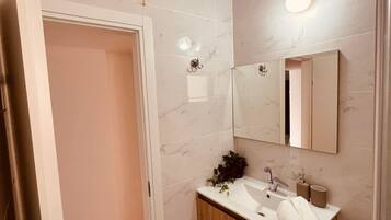 Dusche, Haartrockner, Handtücher, Seife