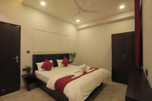 2 bedrooms, desk, iron/ironing board, WiFi