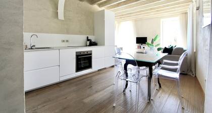 Lakefront Design Apartment with history