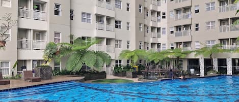 Una piscina al aire libre