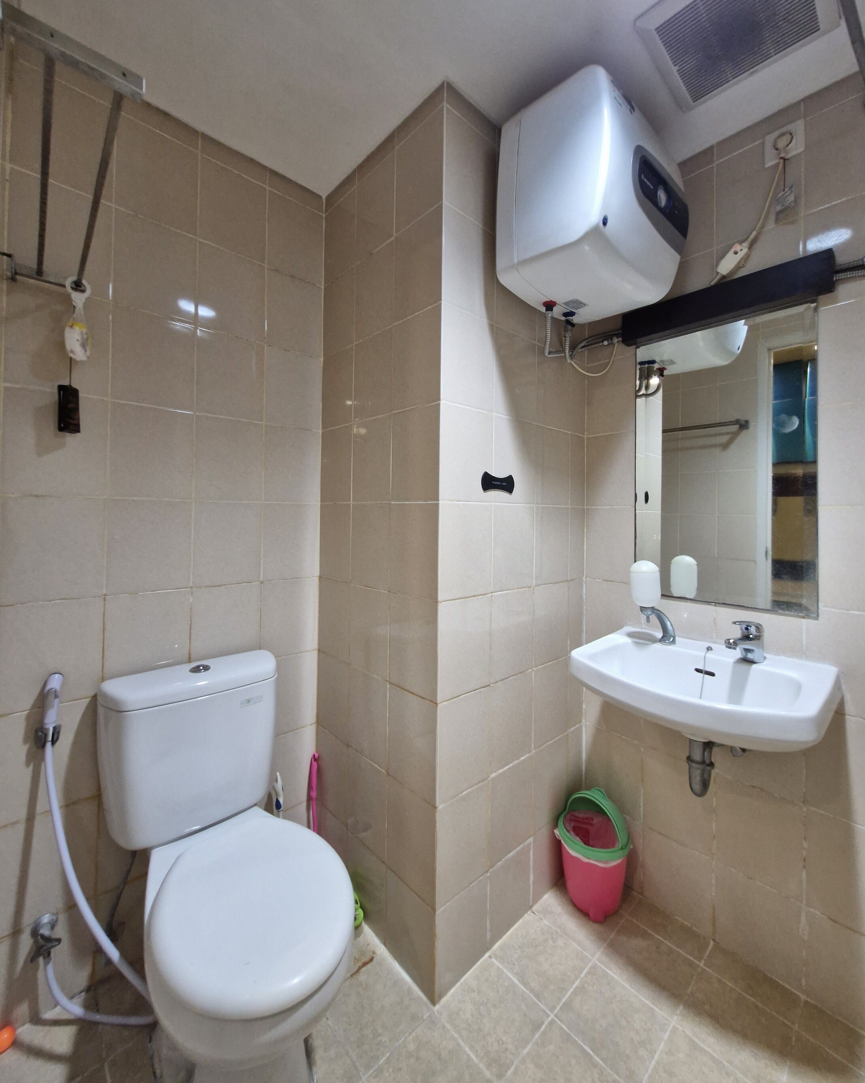 Un baño con inodoro, lavabo y ducha.