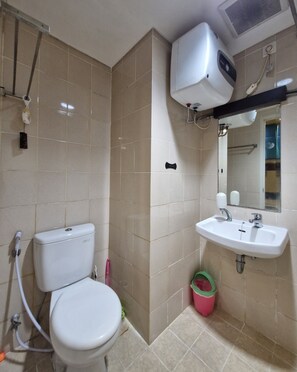 Studio | Bathroom | Towels - High Livin Apartment Parahyangan (Bandung)