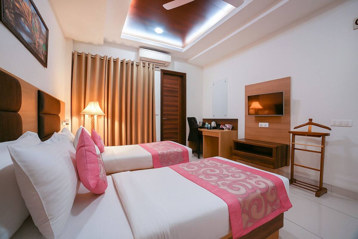 Super Deluxe Room | 1 bedroom, desk, laptop workspace, soundproofing