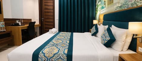 Una camera d'albergo con un letto grande, una scrivania, una sedia, un armadio e un bagno.