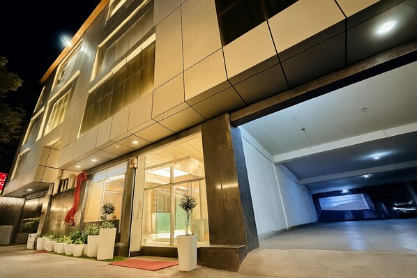 Building design - Hotel Grand Regency by JMD Group (New Delhi)