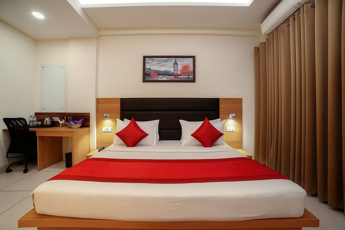 Deluxe Room | 1 bedroom, desk, laptop workspace, soundproofing