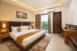 Egyptian cotton sheets, premium bedding, down comforters, desk - Hotel Grand Regency by JMD Group (New Delhi)