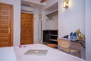 Decoración personalizada y espacio para trabajar con laptop 
