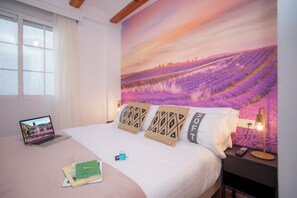 Decoración personalizada y espacio para trabajar con laptop 