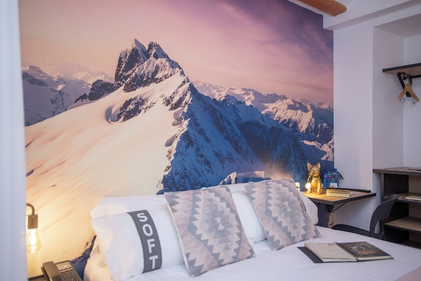 Habitación triple | Decoración individual y espacio para trabajar con un portátil