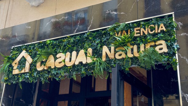 A hotel entrance with a sign that reads "CASUAL Natura" and "VIVENCIA" above it.