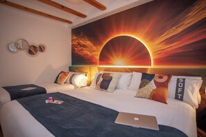 Quarto triplo | Individualmente decorados, espaço de trabalho para notebook