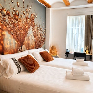 Chambre Standard avec lits jumeaux | Décoration personnalisée, espace de travail pour ordinateur portable