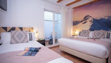 Habitación triple | Decoración individual y espacio para trabajar con un portátil