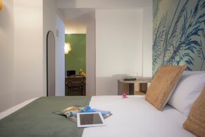 Decoración personalizada y espacio para trabajar con laptop 