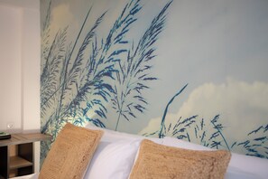 Decoración personalizada y espacio para trabajar con laptop 