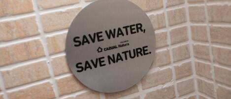 Un letrero circular con el texto 'SALVE EL AGUA, SALVE LA NATURALEZA'.