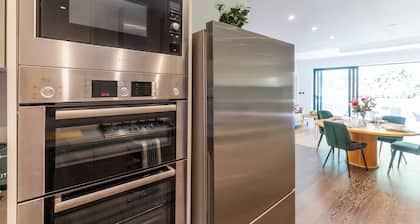 Apartment in Guildford with Parking