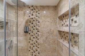 Dusche, Haartrockner, Bidet, Handtücher