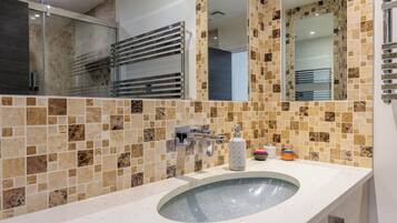 Dusj, hårføner, bidé og håndklær