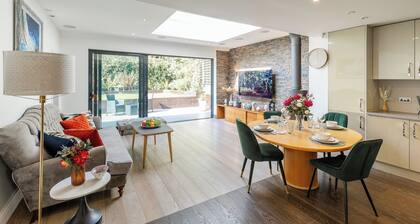 Apartment in Guildford with Parking