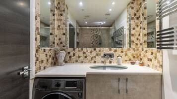 Shower, hair dryer, bidet, towels