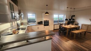 Coffee/tea maker, fridge, microwave, oven - Large family vacation apartment (100 m²) near SPO - dogs welcome 1000m2 garden (Poppenbüll)