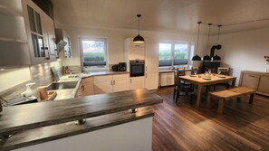 Een koelkast, een microgolfoven, een oven, een kookplaat