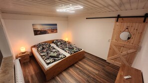 3 bedrooms, travel crib, free WiFi, bed sheets