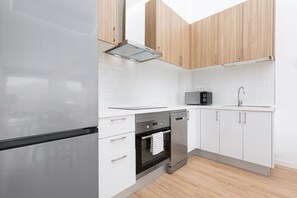 Kühlschrank, Mikrowelle, Ofen, Herdplatte