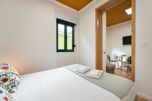 2 bedrooms, iron/ironing board, internet, bed sheets
